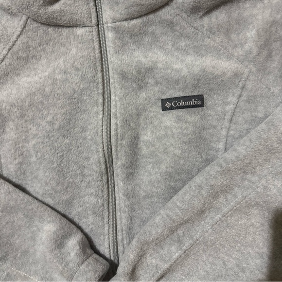 Columbia women’s Gray Fleece Jacket - Picture 2 of 3